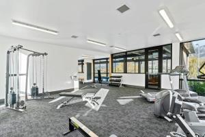 een fitnessruimte met diverse fitnessapparatuur in een kamer bij Lakefront Premier Studio in Wanaka