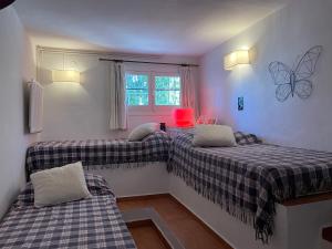 zwei Einzelbetten in einem Zimmer mit Fenster in der Unterkunft Villa Marta - Montgó in Denia + 22 Fotos