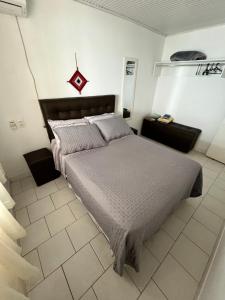 - une chambre avec un grand lit dans l'établissement Casa Pé na Areia SC, à Biguaçu