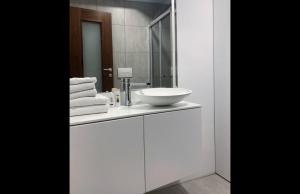 y baño con lavabo blanco y espejo. en Apartments Artemus Karliva en Izola