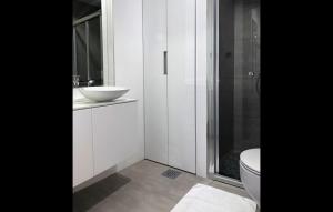 une salle de bain avec toilettes, lavabo et douche dans l'établissement Apartments Artemus Karliva, à Izola