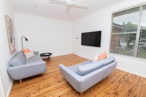 uma sala de estar com um sofá e uma televisão em Haven on Hill, Beautifully renovated, Close to CBD em Orange