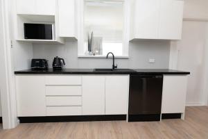 Η κουζίνα ή μικρή κουζίνα στο Canobolas Cottage - Amazing Farm Stay, 4 King Beds +21 φωτογραφίες