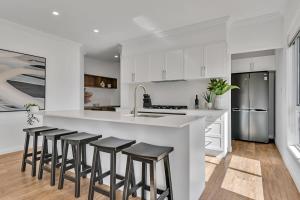 Кухня або міні-кухня у Hideaway on Curran - Modern & Comfy Retreat in CBD Firepit
