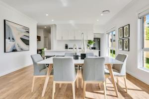 Кухня або міні-кухня у Hideaway on Curran - Modern & Comfy Retreat in CBD Firepit