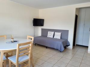 ein Schlafzimmer mit einem Bett, einem Tisch und einem Stuhl in der Unterkunft Confortable Departamento Salta in Salta