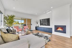 Телевізор і / або розважальний центр в Hideaway on Curran - Modern & Comfy Retreat in CBD Firepit