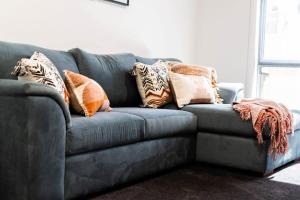 Зона вітальні в Hideaway on Curran - Modern & Comfy Retreat in CBD Firepit