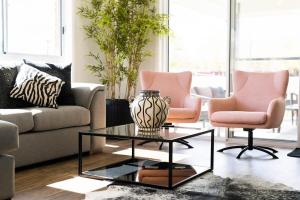 Зона вітальні в Hideaway on Curran - Modern & Comfy Retreat in CBD Firepit
