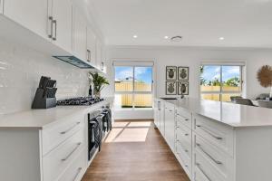 Кухня або міні-кухня у Hideaway on Curran - Modern & Comfy Retreat in CBD Firepit