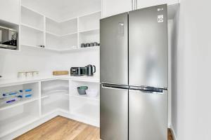 Кухня або міні-кухня у Hideaway on Curran - Modern & Comfy Retreat in CBD Firepit