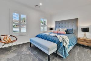 Ліжко або ліжка в номері Hideaway on Curran - Modern & Comfy Retreat in CBD Firepit