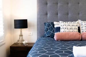Ліжко або ліжка в номері Hideaway on Curran - Modern & Comfy Retreat in CBD Firepit