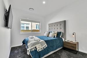 Ліжко або ліжка в номері Hideaway on Curran - Modern & Comfy Retreat in CBD Firepit