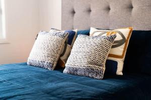Ліжко або ліжка в номері Hideaway on Curran - Modern & Comfy Retreat in CBD Firepit