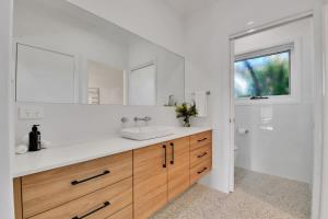 Ванна кімната в Hideaway on Curran - Modern & Comfy Retreat in CBD Firepit