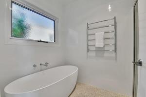 Ванна кімната в Hideaway on Curran - Modern & Comfy Retreat in CBD Firepit