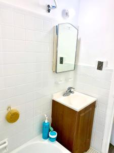 La salle de bains est pourvue d'un lavabo et d'un miroir. dans l'établissement Large Beach Condo, à Atlantic City
