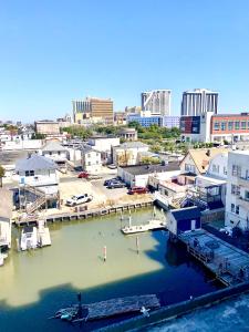 - une vue sur une ville avec un port de plaisance et des bâtiments dans l'établissement Large Beach Condo, à Atlantic City