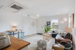 ein Wohnzimmer mit einem Sofa und einem Tisch in der Unterkunft River Breeze Quiet & Modern Black Pearl Apartment in New Orleans