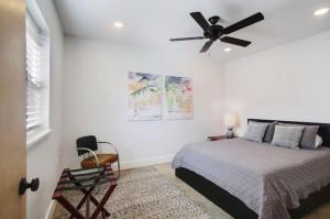 Schlafzimmer mit einem Bett und einem Deckenventilator in der Unterkunft River Breeze Quiet & Modern Black Pearl Apartment in New Orleans
