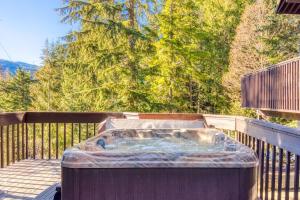 bañera de hidromasaje en la cubierta de una casa en Great Blue Lodge - Spacious Ski Lodge, Hot Tub, Sauna, Game Room & More en Government Camp