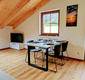 TV a/nebo společenská místnost v ubytování Staufen-Chalet Hochreit