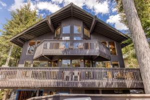 Casa de madera grande con terraza grande en Great Blue Lodge - Spacious Ski Lodge, Hot Tub, Sauna, Game Room & More en Government Camp