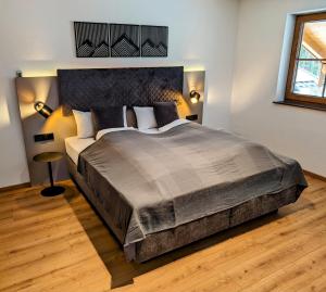 Postel nebo postele na pokoji v ubytování Staufen-Chalet Hochreit