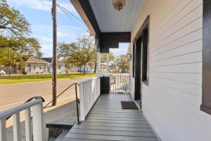 Balkoni atau teres di Fabulous Franklin 2BD steps from St Claude Ave