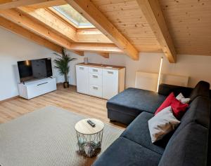 TV a/nebo společenská místnost v ubytování Staufen-Chalet Hochreit