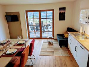 Kuchyň nebo kuchyňský kout v ubytování Staufen-Chalet Hochreit