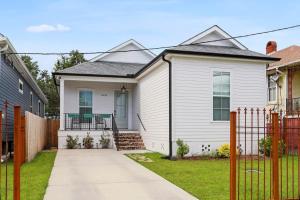 ニューオーリンズにあるStunning Luxury Home 2 Blocks From Streetcarの白い家