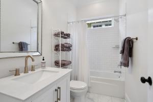 ニューオーリンズにあるStunning Luxury Home 2 Blocks From Streetcarの洗面台、トイレ、シャワー付きのバスルーム +6枚の写真