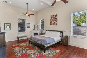 um quarto com uma cama e uma ventoinha de tecto em Art Filled Sanctuary in the Heart Of Mid City em Nova Orleans