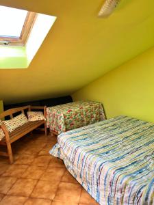 A bed or beds in a room at Giustina - appartamento spazioso e tranquillo - parcheggio privato per BICI e auto - su richiesta ammessi animali
