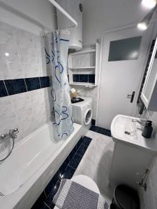 Koupelna v ubytování Harmony Central House + 7 fotografií