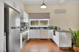 Dapur atau dapur kecil di Edwina Suite I - Sleek and Stylish CBD Wi-Fi +7 gambar