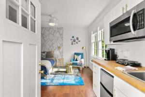 Η κουζίνα ή μικρή κουζίνα στο Garden District Studio Apartment - Gated Parking