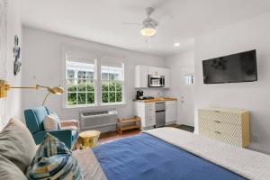 1 dormitorio con 1 cama, escritorio y TV en Garden District Studio Apartment - Gated Parking en Nueva Orleans