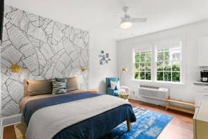 Ένα ή περισσότερα κρεβάτια σε δωμάτιο στο Garden District Studio Apartment - Gated Parking