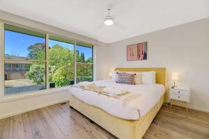 1 dormitorio con cama y ventana grande en The Pasadena - Entertainer's Haven Firepit, en Orange