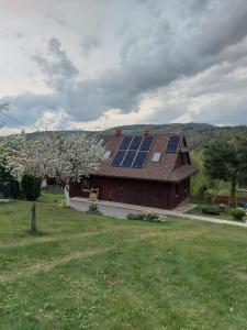 Beskidzki Zakątek Ustroń في أوسترون: منزل به سقف مع لوحات شمسية