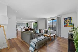Gallery image of Anson Abode - CBD Home, Modern Sophistication in Orange +14 photos