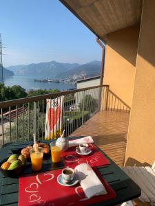 een tafel met een dienblad met eten op een balkon bij Casa46 in Costa Volpino