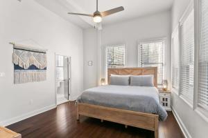 - une chambre avec un lit et un ventilateur de plafond dans l'établissement Modern pristine stunning 2BD Garden District Apt, à La Nouvelle-Orléans