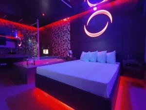 Prestige Motel 2 في سوروكابا: غرفة نوم بسرير كبير وحوض استحمام
