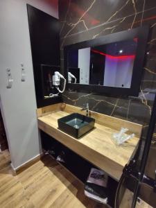 encimera con lavabo y espejo en Prestige Motel 2 en Sorocaba