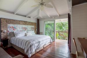 um quarto com uma cama e uma ventoinha de tecto em Dream On Costa Rica em Santa Cruz