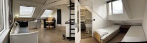 een kleine kamer met een bed en een bureau. bij Studio met eigen badkamer en eigen keuken in Nijmegen